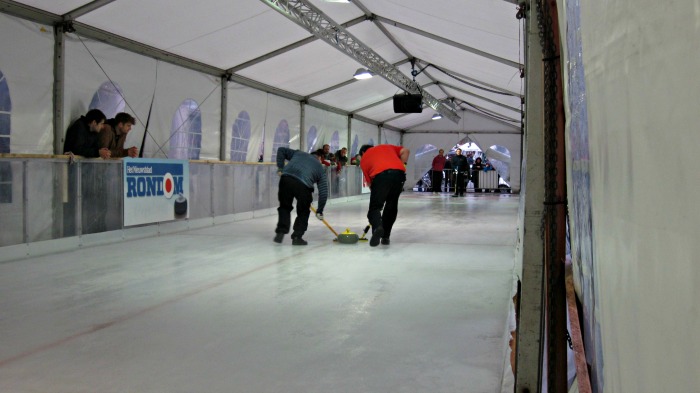 Curling at Leuven Christmas market