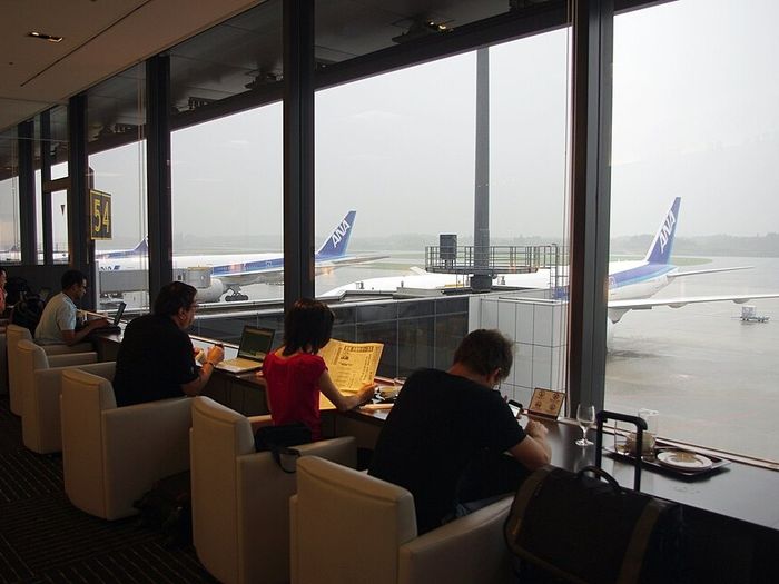 ANA Lounge windows looking onto the Narita apron. Photograph CC BY-SA 2.0