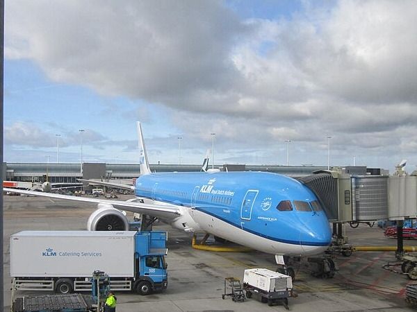 KLM 787 at Amsterdam Schiphol. Photograph by NeoMeesje, CC BY-SA 4.0