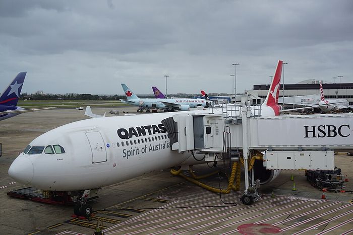 Qantas 777 at Sydney Airport Terminal 1. Photograph by MDRX, CC BY-SA 4.0